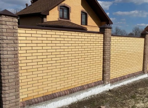 Кирпичный забор из жёлтого кирпича купить по низкой цене в городе Краснодар