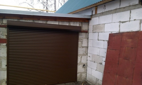 Рольворота для гаража Alutech (шхв) 3000х2520, накладной монтаж, PD77, коричневая, ручное управление. купить по низкой цене в городе Краснодар