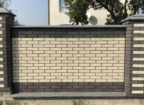 Двухцветный кирпичный забор сплошной купить по низкой цене в городе Краснодар