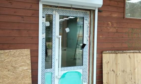 Дверь алюминиевая ALT-W62 Alutech (шхв) 1290х2140,RAL9016,ручка офисная прямая СТН500, доводчик. купить по низкой цене в городе Краснодар